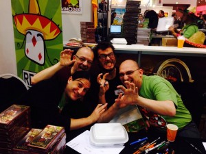 Trois auteurs sur le stand Repos, avec leur illustrateur préféré. Three game designers at the Repos stand, with their favorite illustrator.